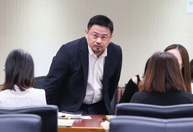 洪申翰列席立院社會福利及衛生環境委員會 立法院社會福利及衛生環境委員會24日審查「性別平等工作法部分條文修正草案」等案，勞動部長洪申翰（中）受邀列席會議。中央社記者謝佳璋攝115年6月24日