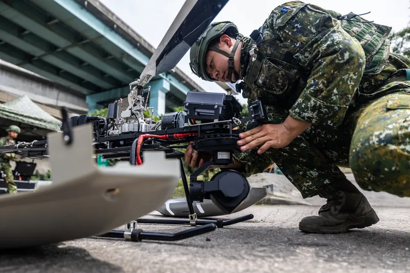 269旅出動戰術近程無人機偵蒐敵目標 國軍立即備戰操演24日進入第3天，第三作戰區269旅聯兵2營實施港口重要目標防護演練，並出動戰術近程無人機（圖）偵蒐。（第三作戰區提供）中央社記者游凱翔傳真115年6月24日