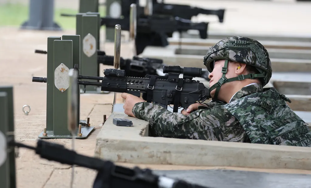 南韓士兵正在進行打靶練習。（美聯社）