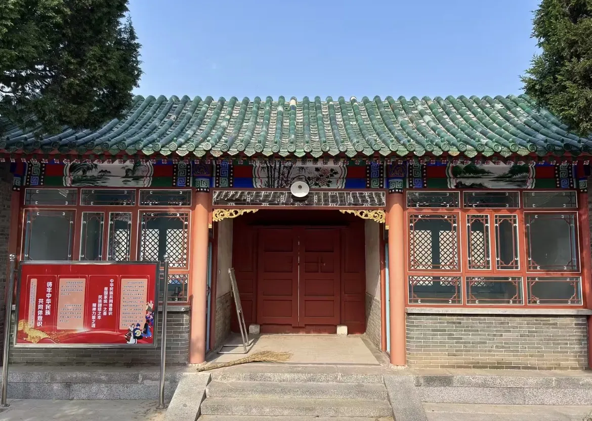位於河北廊坊市大廠回族自治縣境內的「大廠清真寺」，現在中國全部的寺廟都要懸掛「民族團結進步」的政治標語和展板/田暢拍攝