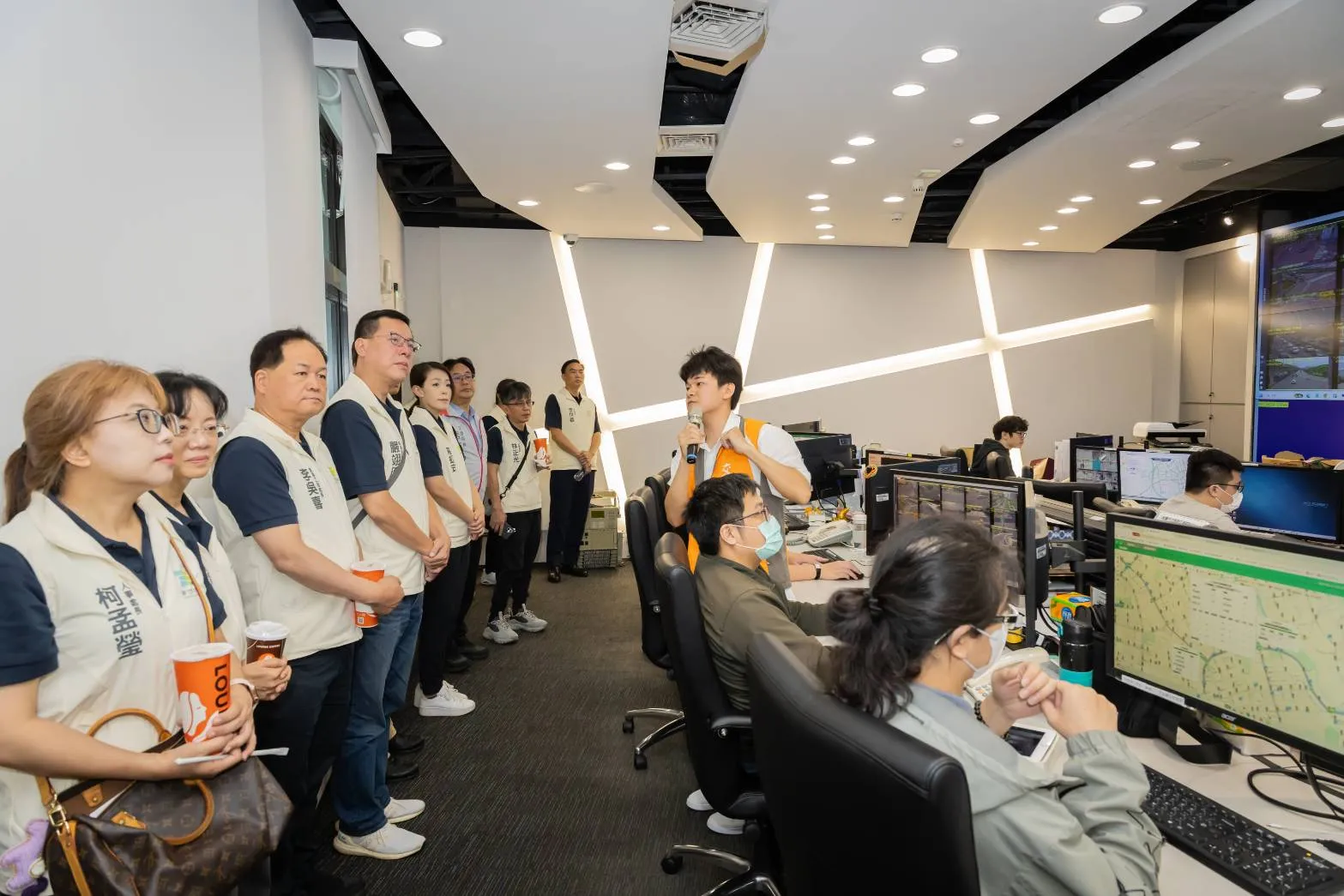 新竹市府團隊透過參訪了解桃園市智慧交通控制系統運作模式及大數據分析應用成果。（圖／新竹市政府提供）