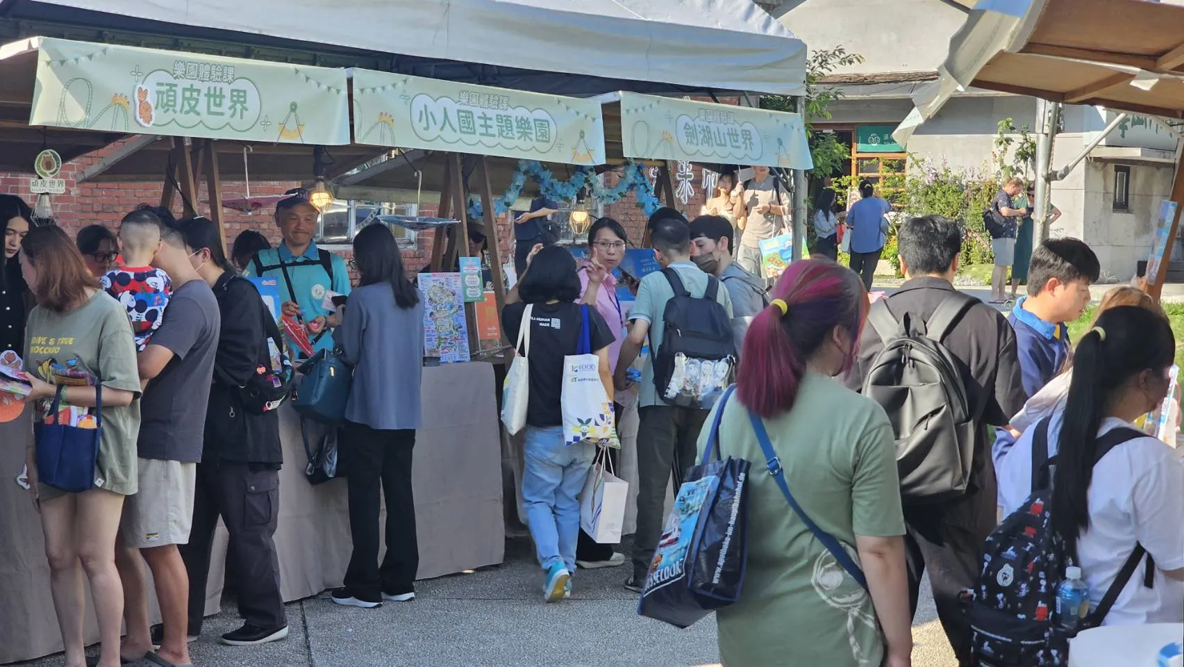 台灣好樂園攤位人潮絡繹不絕，許多民眾前往詢問優惠活動。（圖／交通部觀光署提供）