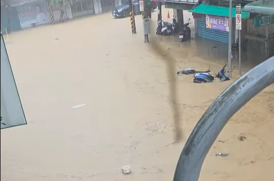 台北市內湖地區上午也開始淹水，有民眾目擊內湖路三段、金龍路交岔口，已經被滿滿的黃色泥水覆蓋。（取自高嘉瑜Threads）