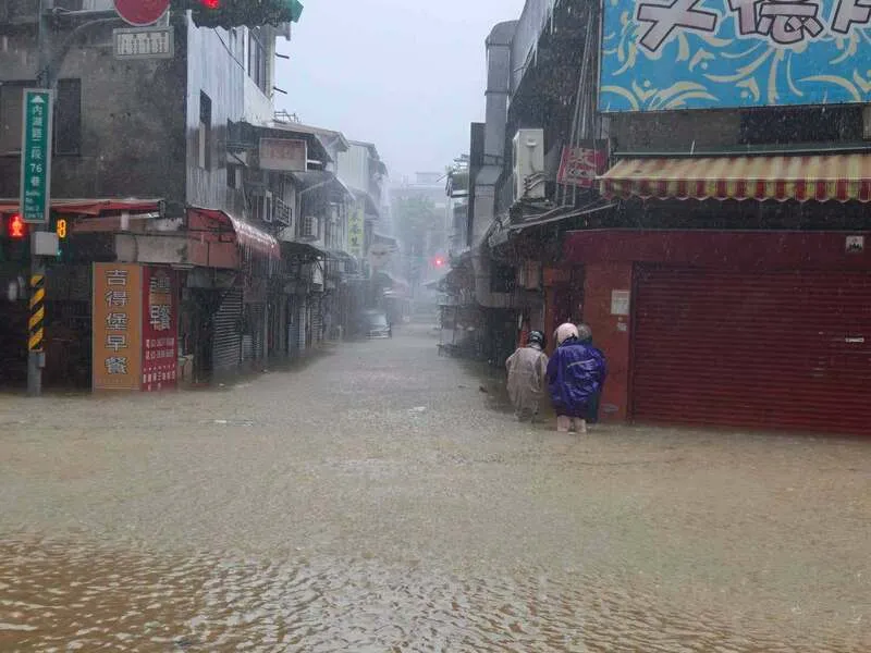 北市豪雨釀內湖積淹水（1） 受颱風米克拉影響，台北市25日上午降下大雨，民眾黨台北市議員陳宥丞在社群網站臉書（Facebook）上發布多張內湖區災情照片，顯示有多處路面積淹水。（陳宥丞研究室提供）中央社記者陳昱婷傳真115年6月25日