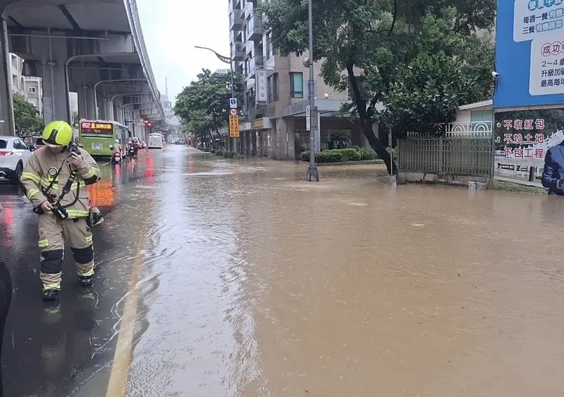 北市大雨　內湖路面積水（1） 受颱風米克拉影響，台北市25日上午降下大雨，造成內湖區部分路段積水。圖為文德路出現泥水。（翻攝畫面）中央社記者劉建邦傳真115年6月25日