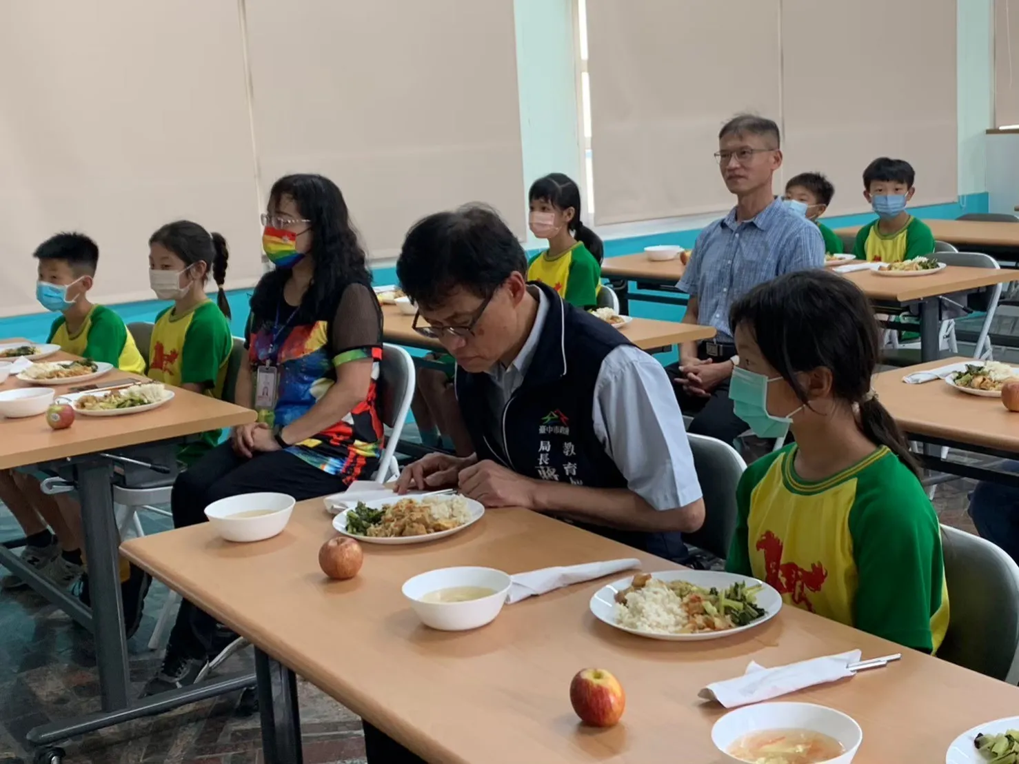 臺中市政府教育局長蔣偉民前往偏鄉視察學生營養午餐辦理情形。 (圖片提供/臺中市政府教育局)