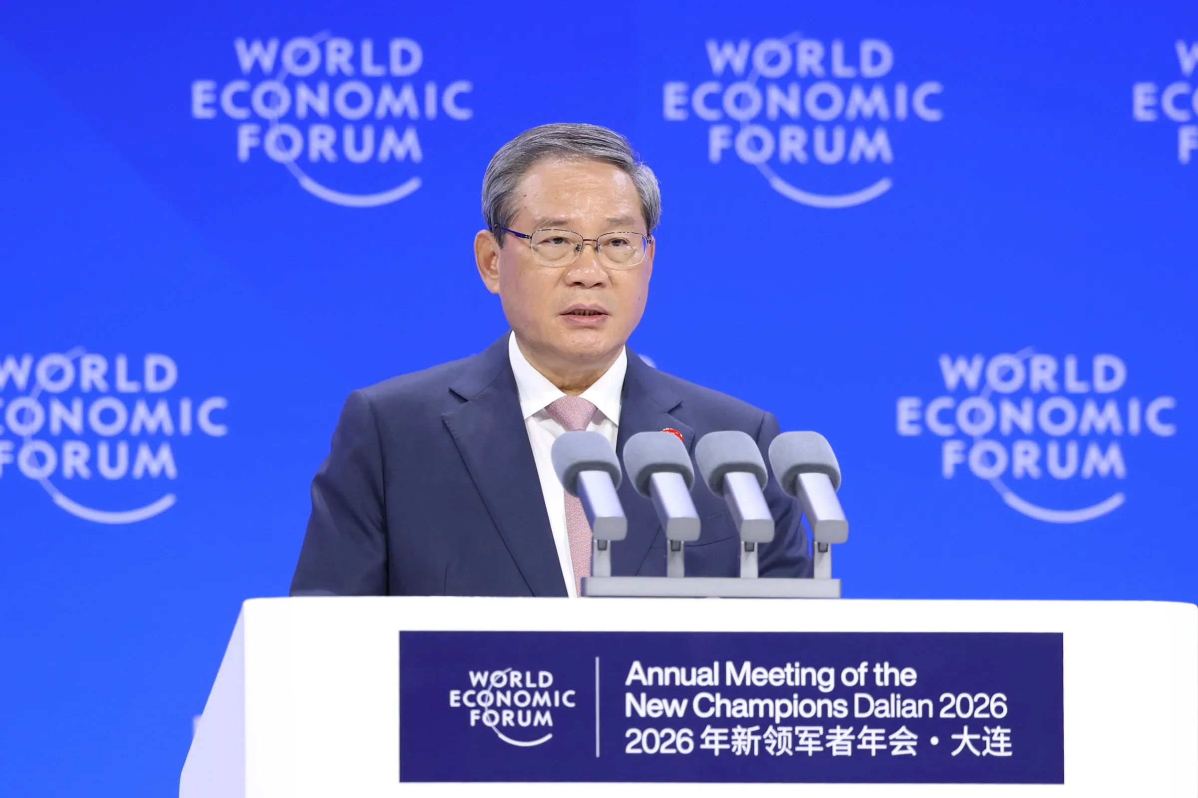 2026年6月24日，中國國務院總理李強在大連舉行的夏季達沃斯開幕式發表演講。（美聯社）