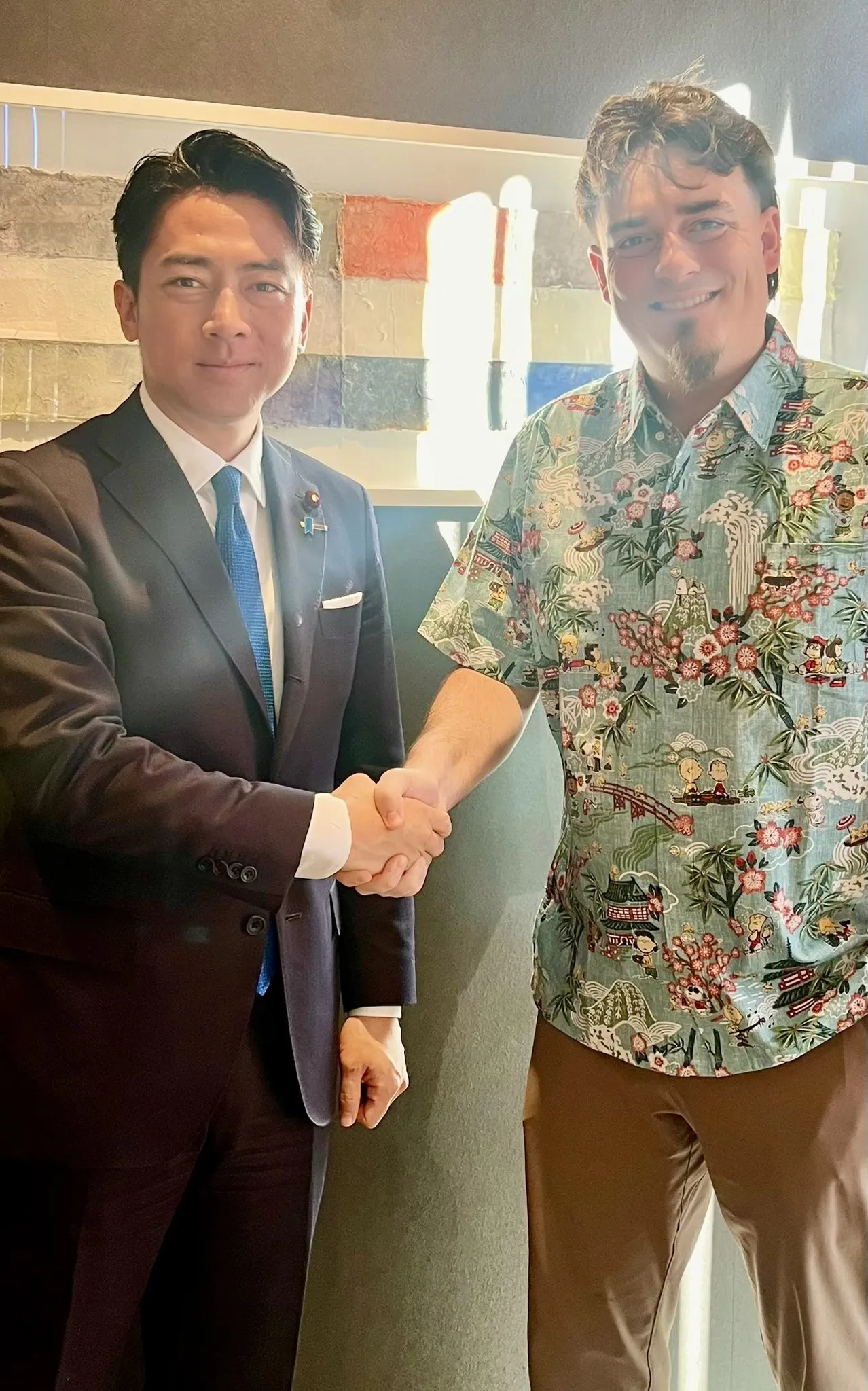 日本防衛大臣小泉進次郎（左）和Anduril創辦人拉奇合影。（取自小泉官方粉專）