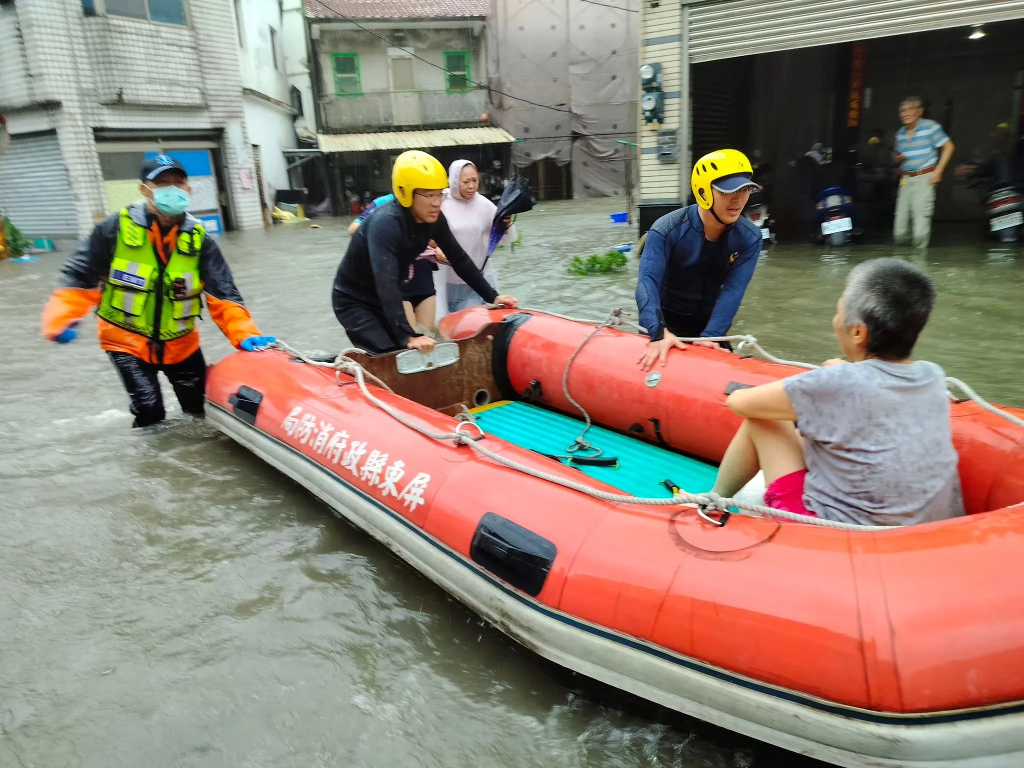 屏東縣今（25）日遭豪大雨狂炸，24小時內累積雨量破500毫米，屏東市、長治鄉多處地區積淹水。（取自周春米臉書）