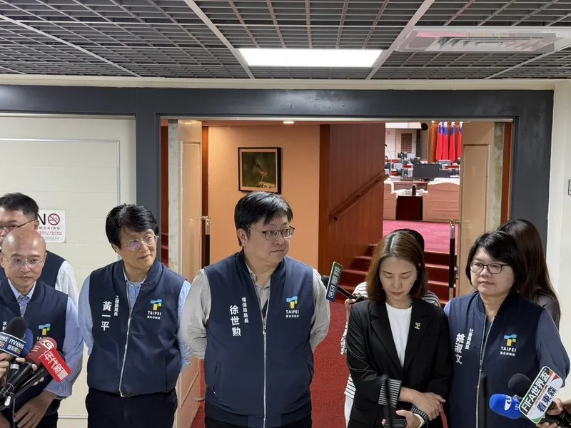 大雨釀百件積淹水　北市府：逐步提升承洪量 台北市25日上午強降雨導致逾百件積淹水災情，台北市工務局長黃一平（前左2）下午受訪時表示，此次降雨量已超過區域排水系統容受力，未來將持續提升全市集水區承洪量。中央社記者陳昱婷攝115年6月25日