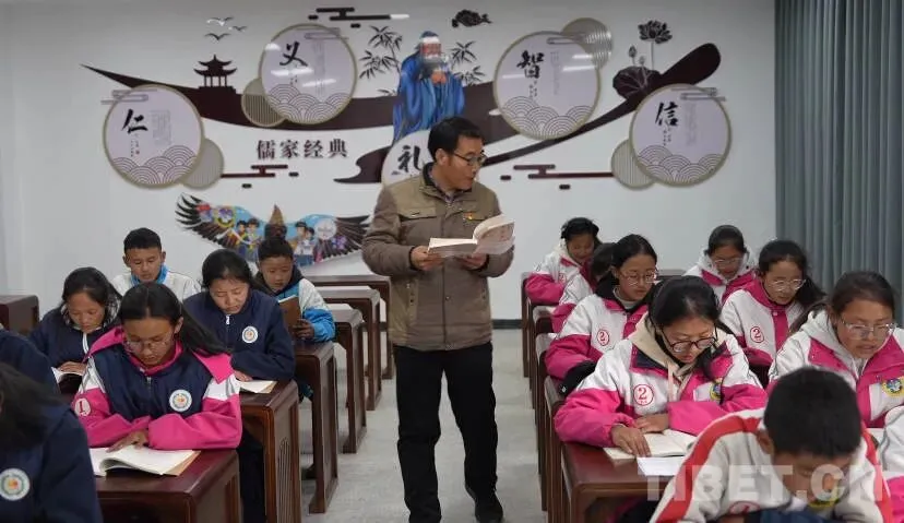 南木林縣第二中學師生在孔子學堂誦讀《論語》（作者提供，取自中國共產黨日喀則市委員官網）