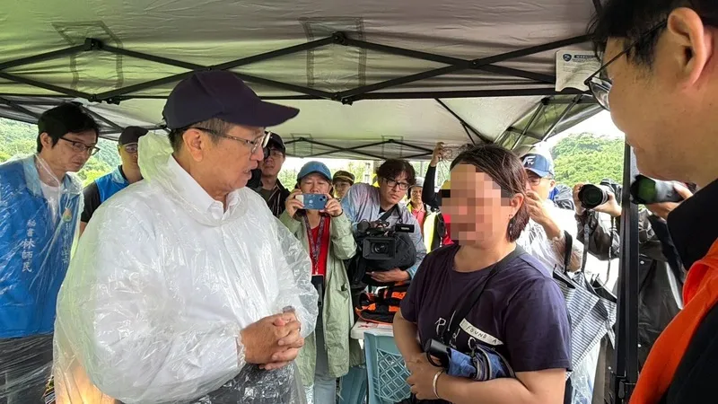 竹縣豪雨釀2死1失聯　楊文科允全力救援 受豪雨影響，新竹縣各地路段等處有淹水等災情，釀2死1失聯。縣長楊文科（前左）27日上午勘災，先後到新豐鄉、新埔鎮關懷失聯者家屬，允諾全力尋人。中央社記者魯鋼駿攝115年6月27日