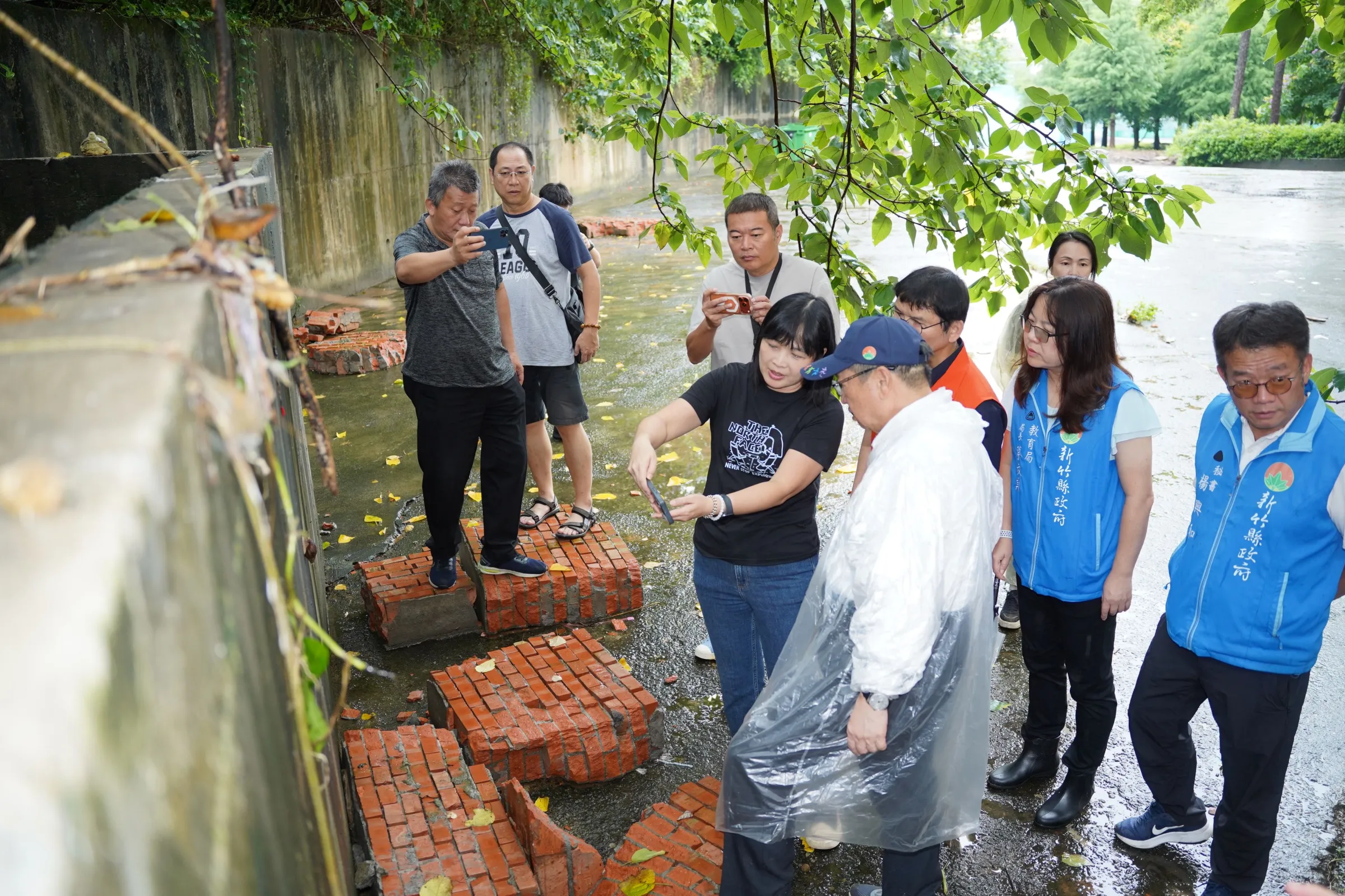 縣長楊文科前往新埔國中勘查災損，指示以最快速度恢復校園環境，確保週一師生重返校園時的絕對安全。（圖／新竹縣政府提供）