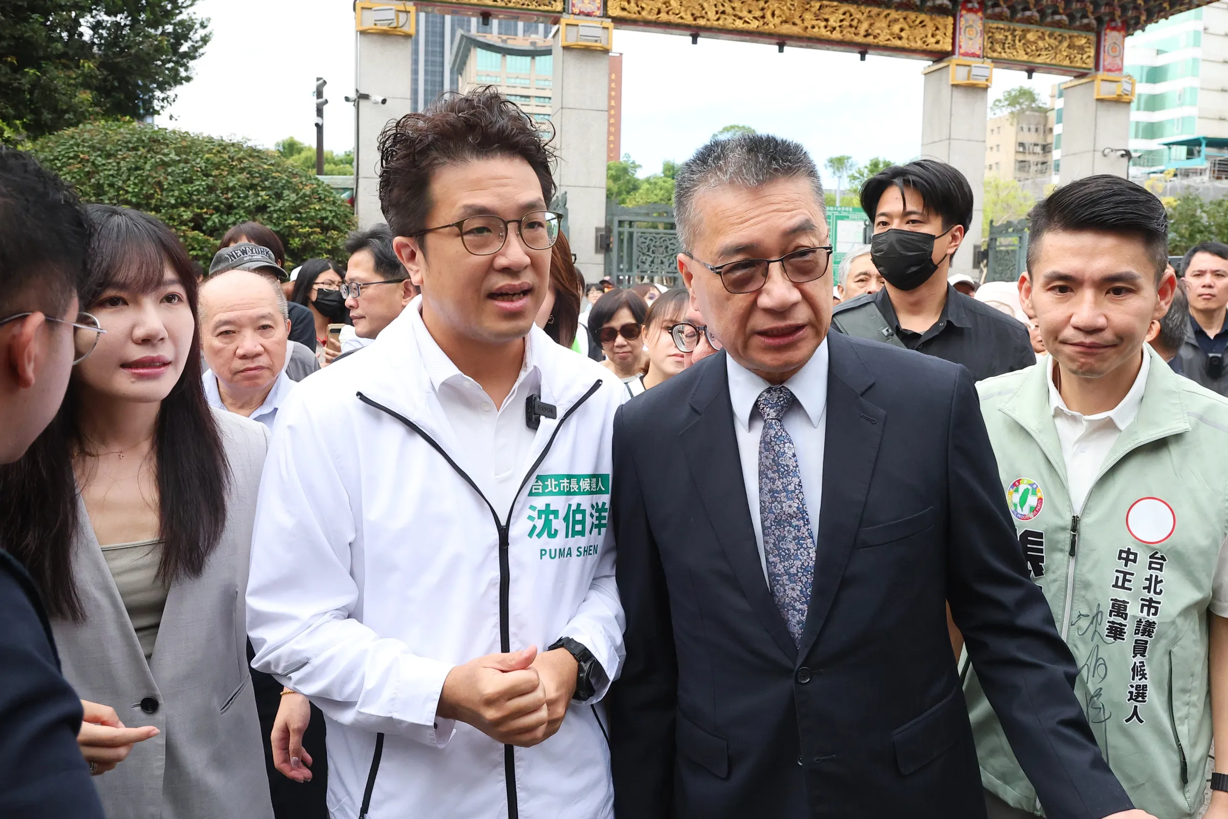 出馬当初は民進党の徐国勇秘書長（右）の付き添いが必要だった沈伯洋氏（左）だが、選挙の学習能力が高く、今では手取り足取り教わる必要はなくなった（資料写真、顔麟宇撮影）