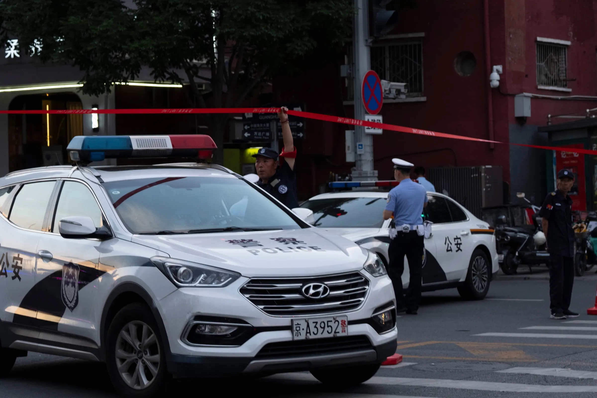 北京第一高樓中信大廈—也稱「中國尊」，遭到輕型航空器撞擊，警方隨即封鎖通往該大廈的道路。（美聯社）