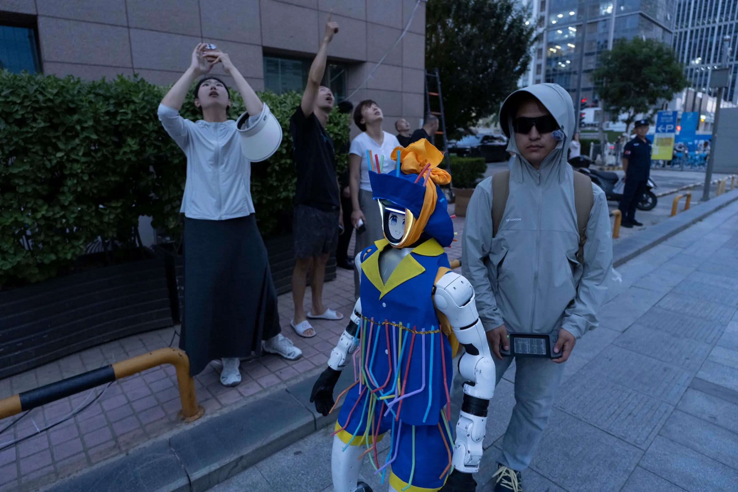 北京第一高樓中信大廈—也稱「中國尊」，遭到輕型航空器撞擊，現場民眾用手機拍攝事發現場。（美聯社）