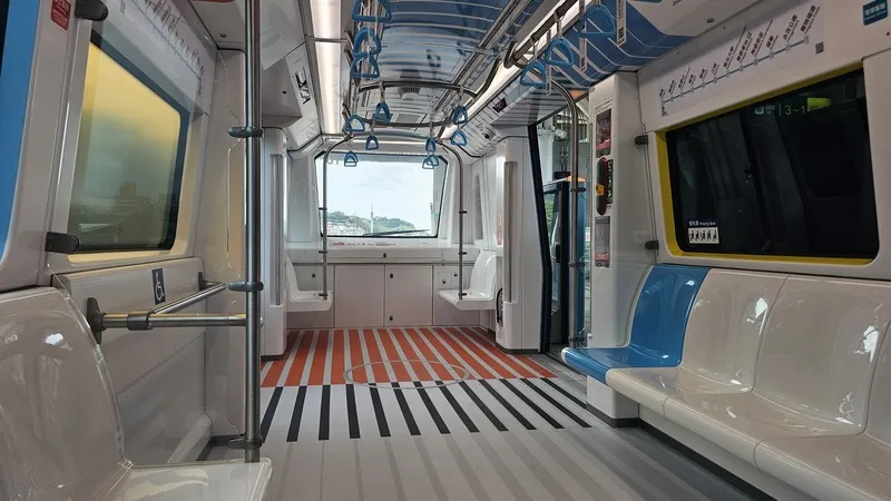 捷運三鶯線將通車試營運　主題彩繪列車先亮相 新北捷運三鶯線即將通車試營運，市長侯友宜主持客家文化及新北市美術館主題車廂等主題彩繪列車開箱活動。圖為美術館主題車廂。中央社記者王鴻國攝 115年6月28日