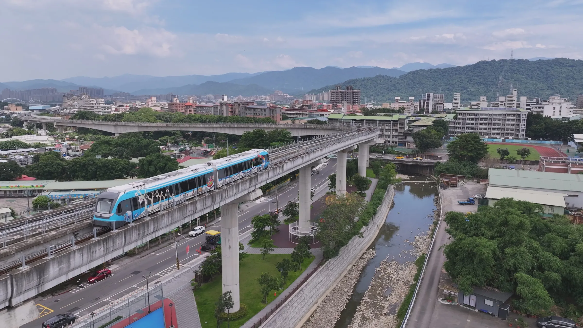 圖説：三鶯線客家文化彩繪列車（ 圖/新北捷運工程局 提供）