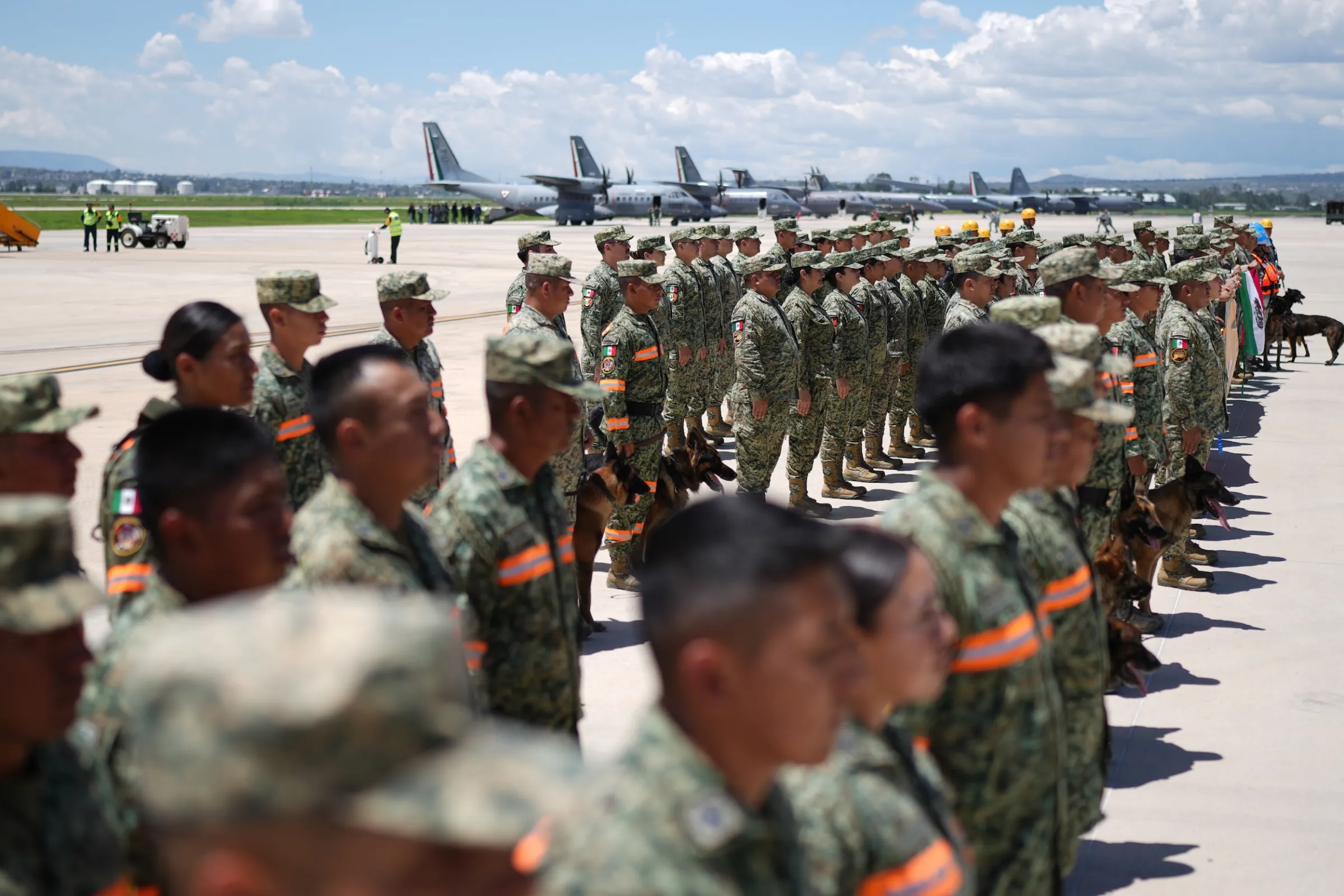 2026年6月25日，墨西哥陸軍搜救隊成員出發前往委內瑞拉協助救災。（美聯社）
