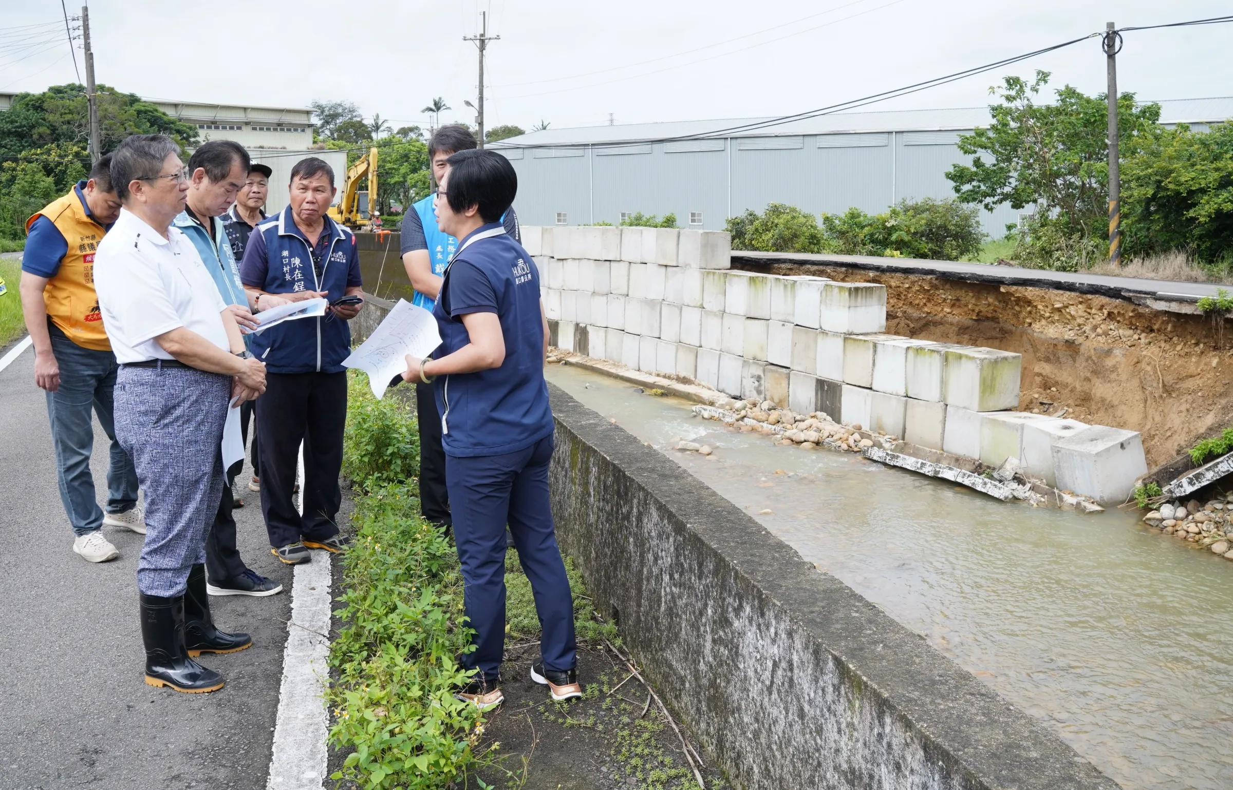 湖口鄉長吳淑君與地方人士感謝縣長楊文科及縣府團隊，展現縣府與地方齊心重建護岸崩塌的決心。（圖／新竹縣政府提供）