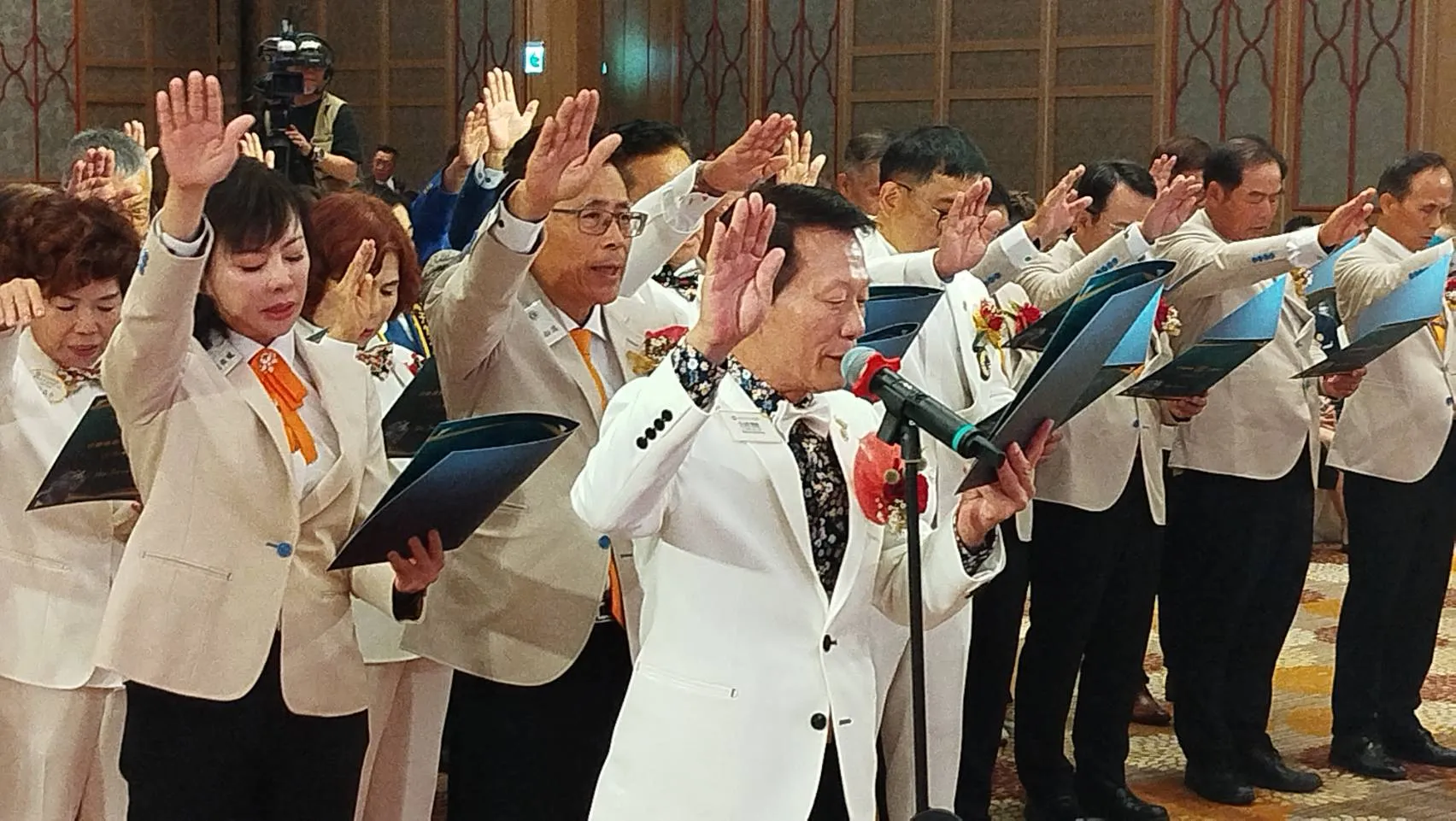國際獅子會300B複合區2026-2027總監議會議長楊壹麟率領新內閣成員宣誓就職。（圖／方詠騰攝）