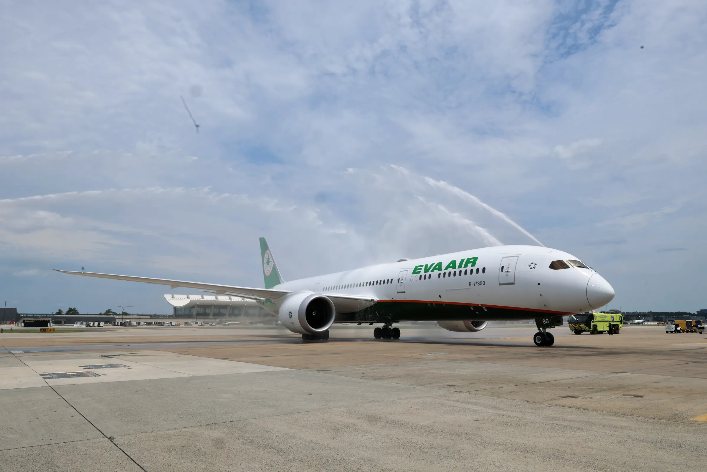 華盛頓機場管理局特別安排水門儀式迎接桃園–華盛頓特區首航班。（長榮航空提供）