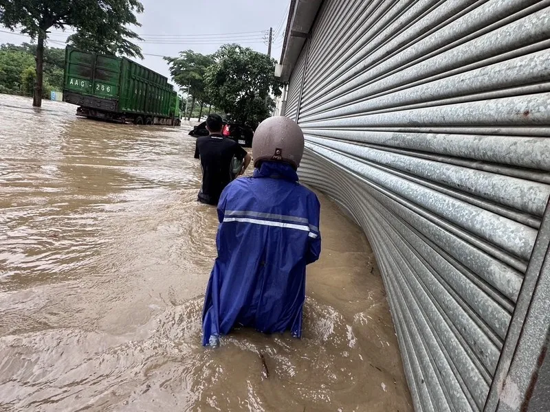 竹北降雨釀泡水車災情 國民黨新竹縣議員吳旭智29日指出，近日降雨造成竹北多處積淹水，不少民眾車輛泡水受損，應啟動泡水車慰助專案，並從速、從寬、從簡辦理。（吳旭智提供）中央社記者郭宣彣傳真115年6月29日
