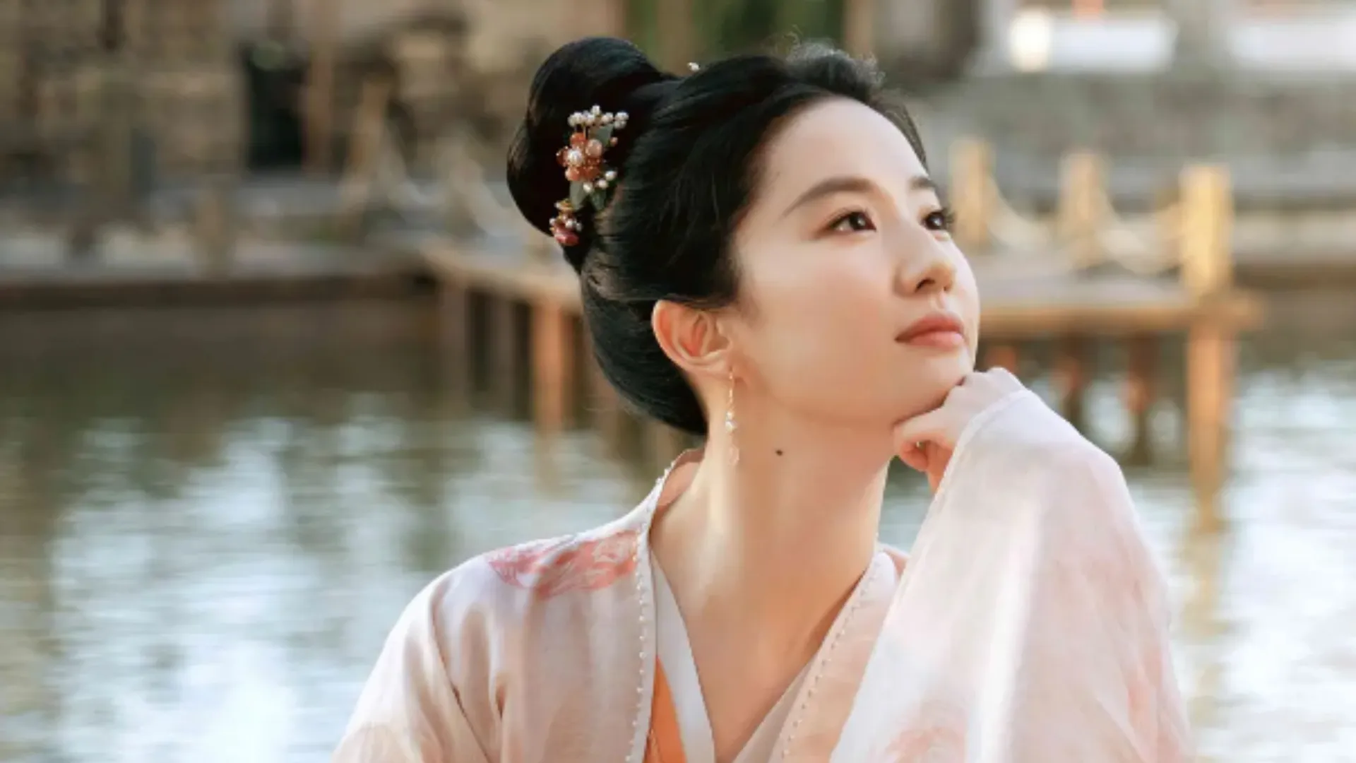 票選「最能扛劇」陸劇女星10、劉亦菲《仙劍奇俠傳1》《天龍八部》《夢華錄》《去有風的地方》《玫瑰的故事》（圖／取自微博）