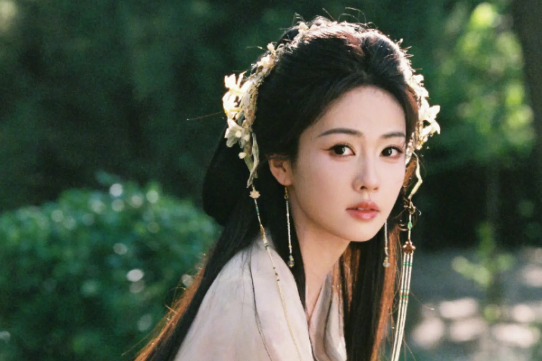近期網友選出心中的十大「一人扛起整部劇」陸劇女星，楊紫、白鹿、趙麗穎排名前三，迪麗熱巴、楊冪、劉亦菲等熟面孔也全數入榜。（圖／取自微博）