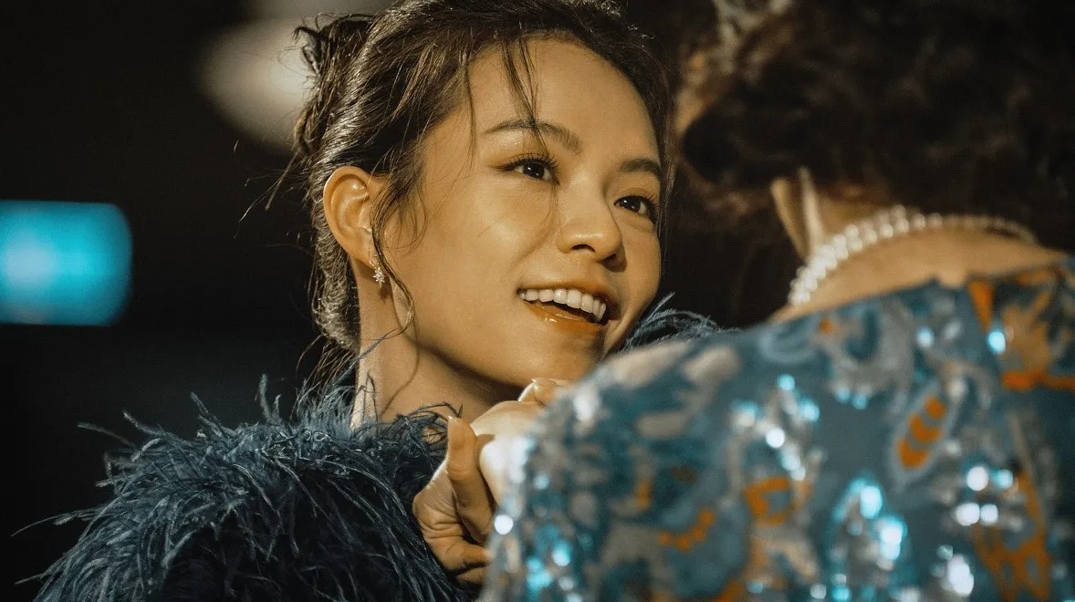 Netflix台劇宋芸樺飾演許家長女「許運佳」，看似擁有幸福家庭與優渥生活，卻始終被孤獨與壓抑包圍。（圖／取自少女文心室）