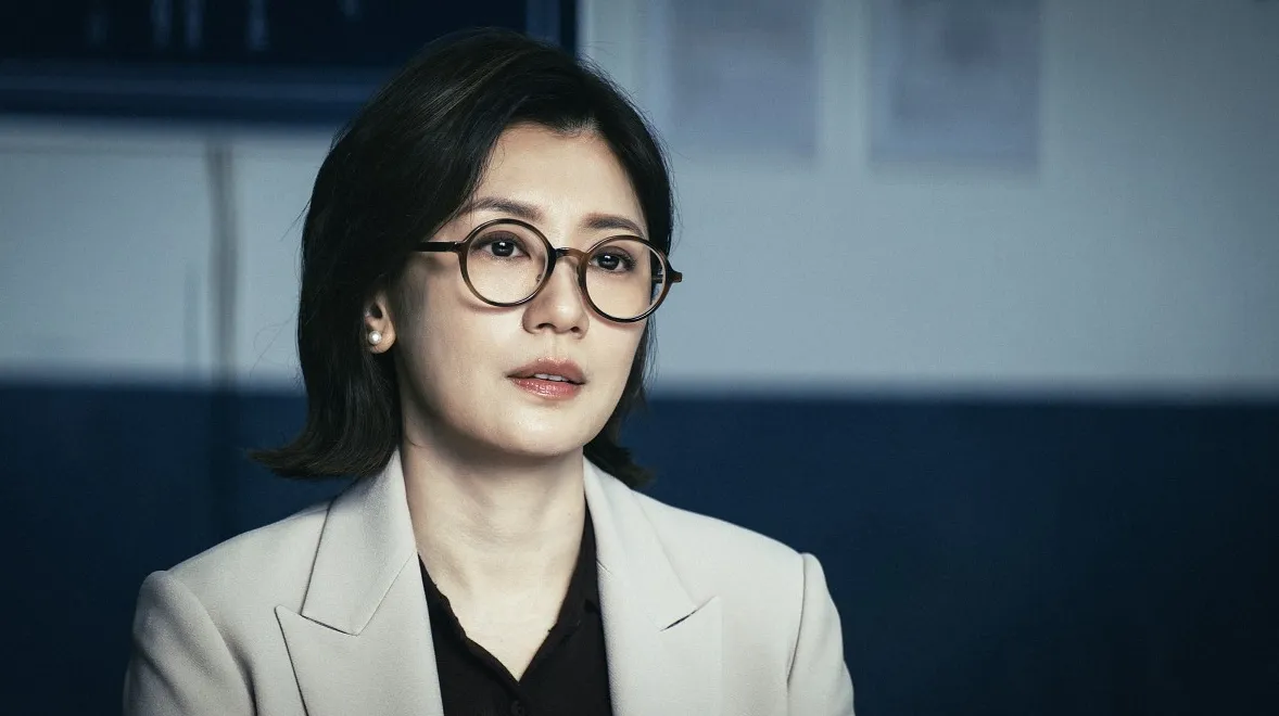 Netflix台劇《沉默的審判》賈靜雯本次在劇中飾演心理鑑定師「胡欣」，成為連結案件與人性的關鍵角色。（圖／取自少女文心室）