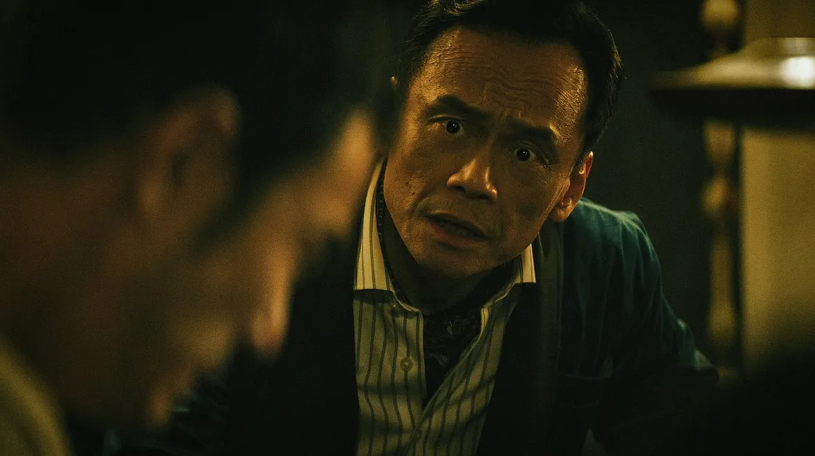 Netflix台劇《沉默的審判》陳以文化身掌控家族命運的萬年鋼材董事長「許萬年」。（圖／取自少女文心室）