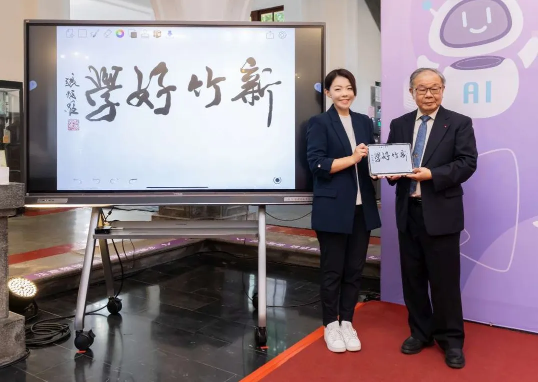 啟動儀式由淡江大學教授張炳煌於iPad揮毫寫下「新竹好學」書法與現代科技結合。（圖／新竹市政府提供）