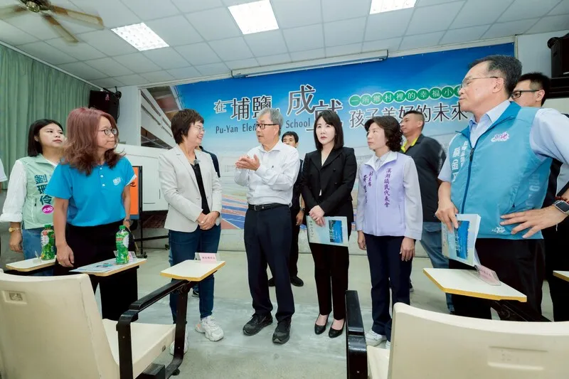 鄭英耀視察彰化縣學校建設 教育部長鄭英耀（前左3）29日在民進黨立委陳素月（前左2）邀請下，到彰化縣視察學校建設。（立委陳素月提供）中央社記者吳哲豪傳真115年6月29日