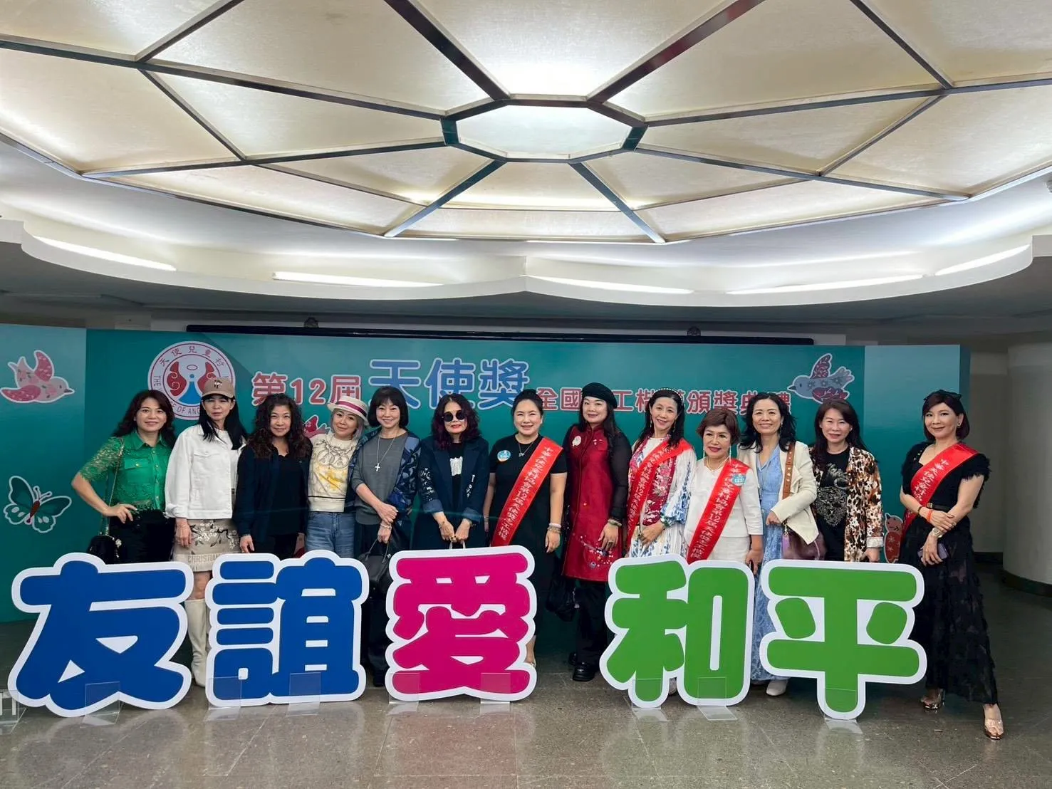台灣世界夫人發展協會響應花蓮救災行動，捐贈50萬元予光復國中，盼協助校園災後復原與師生重建日常。（照片/台灣世界夫人發展協會提供）