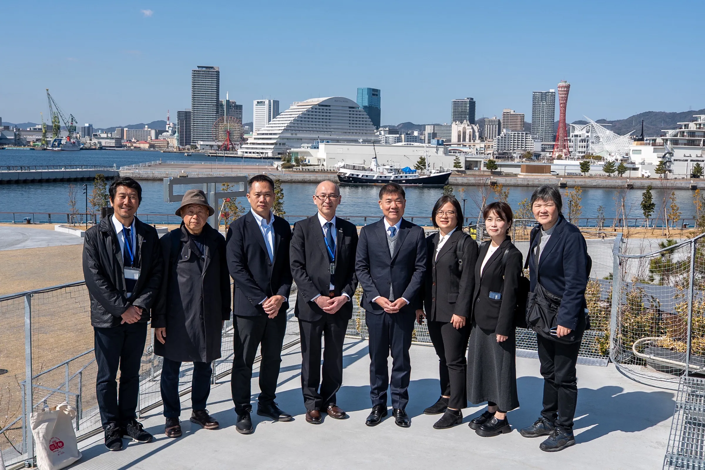 高市府海洋局長石慶豐（右四）率團造訪日本神戶港，與神戶市企劃調整局副局長合影。（圖/高雄市海洋局提供）