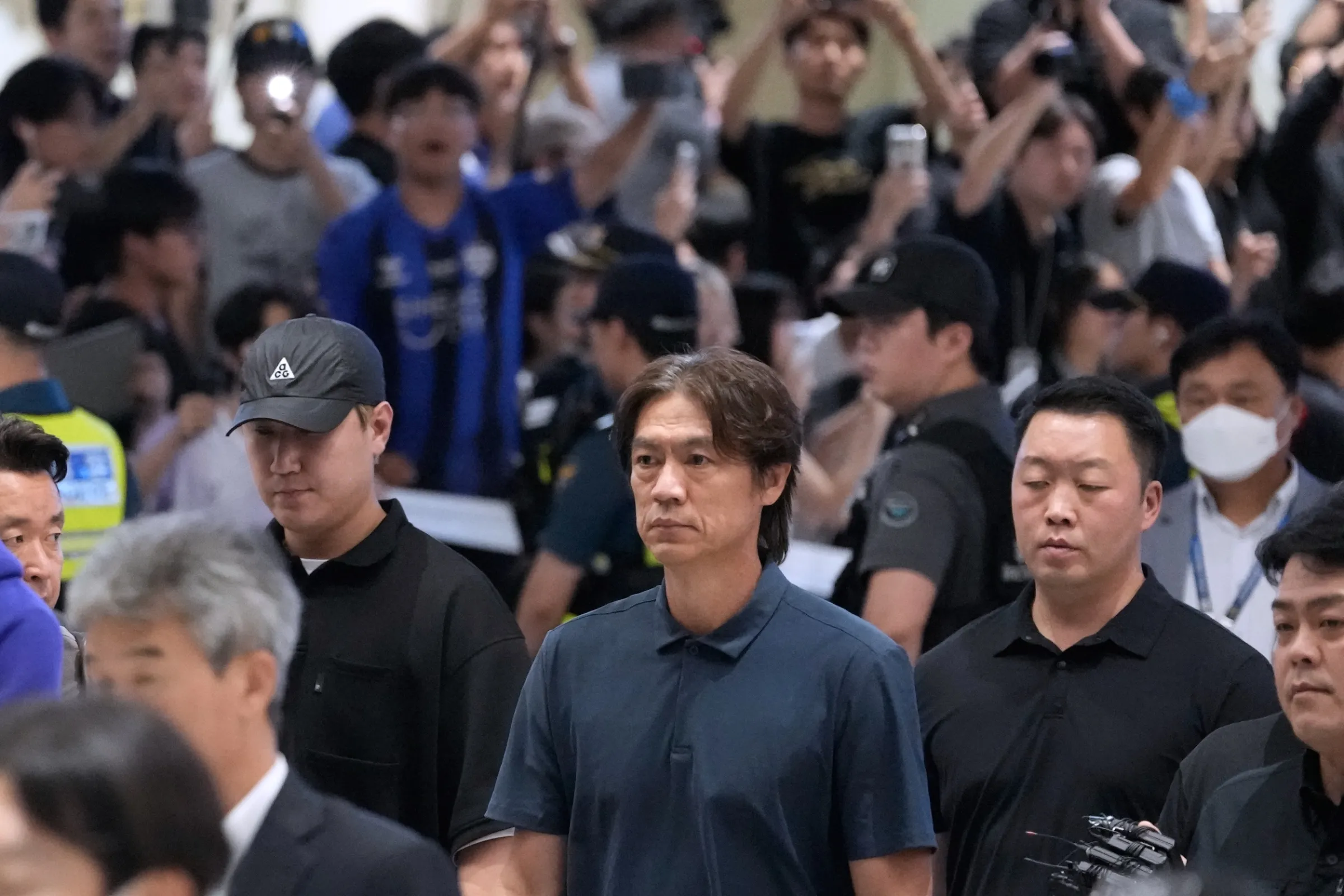 2026年6月30日，韓國足球隊總教練洪明甫在球隊世界盃小組賽出局後辭職，他於30日抵達仁川機場。（美聯社）