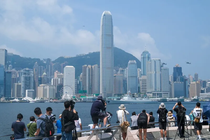 國安法6年下的香港（1） 香港國安法實施了6年，社會有不少轉變。圖為攝影愛好者在維多利亞港旁拍照。（中新社）中央社115年6月30日