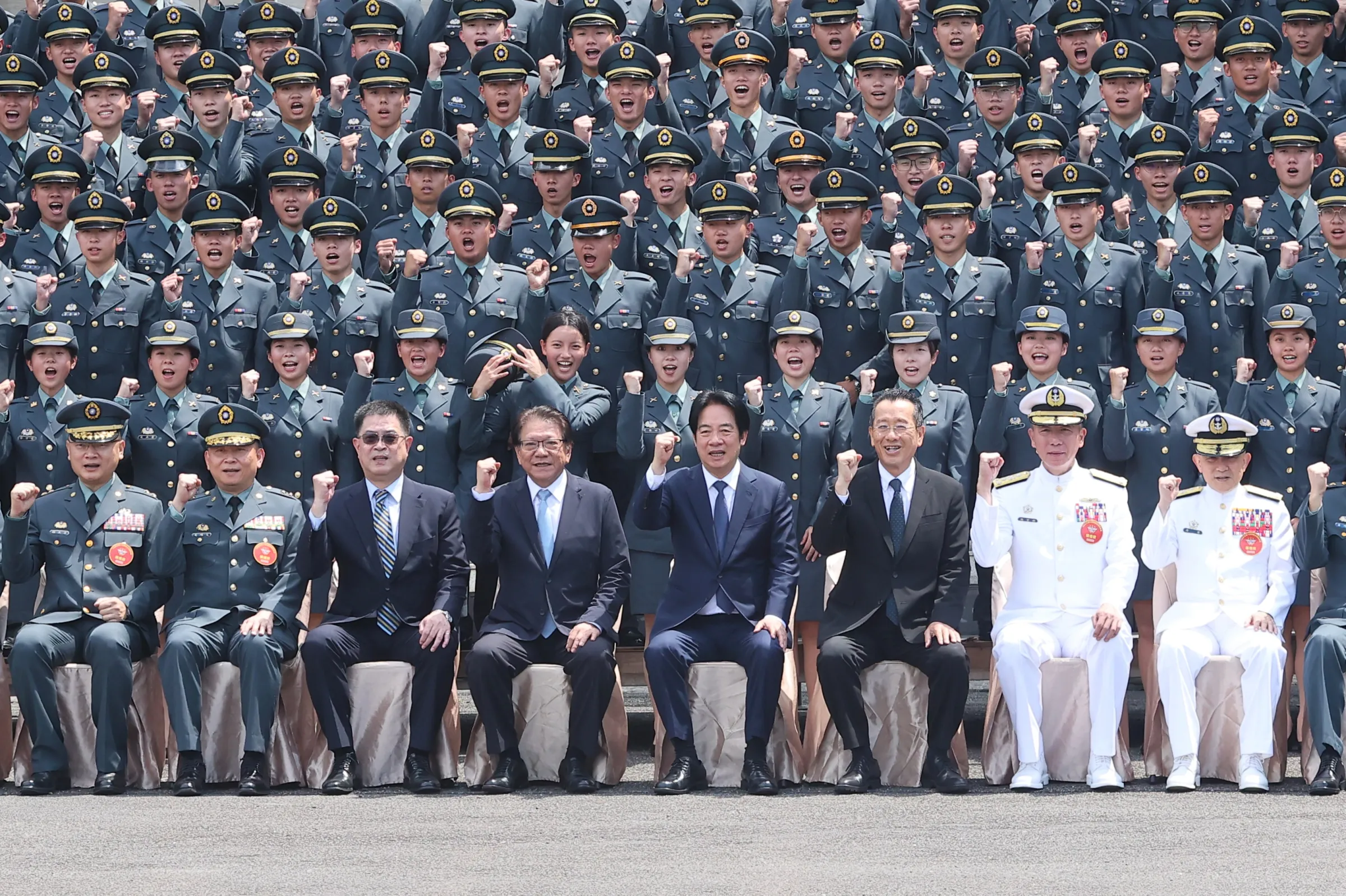 20260630-總統賴清德（第一排右四）、國防部長顧立雄（第一排右三）、總統府秘書長潘孟安（第一排左四）等人30日出席「115年三軍八校院聯合畢業典禮」。（顏麟宇攝）