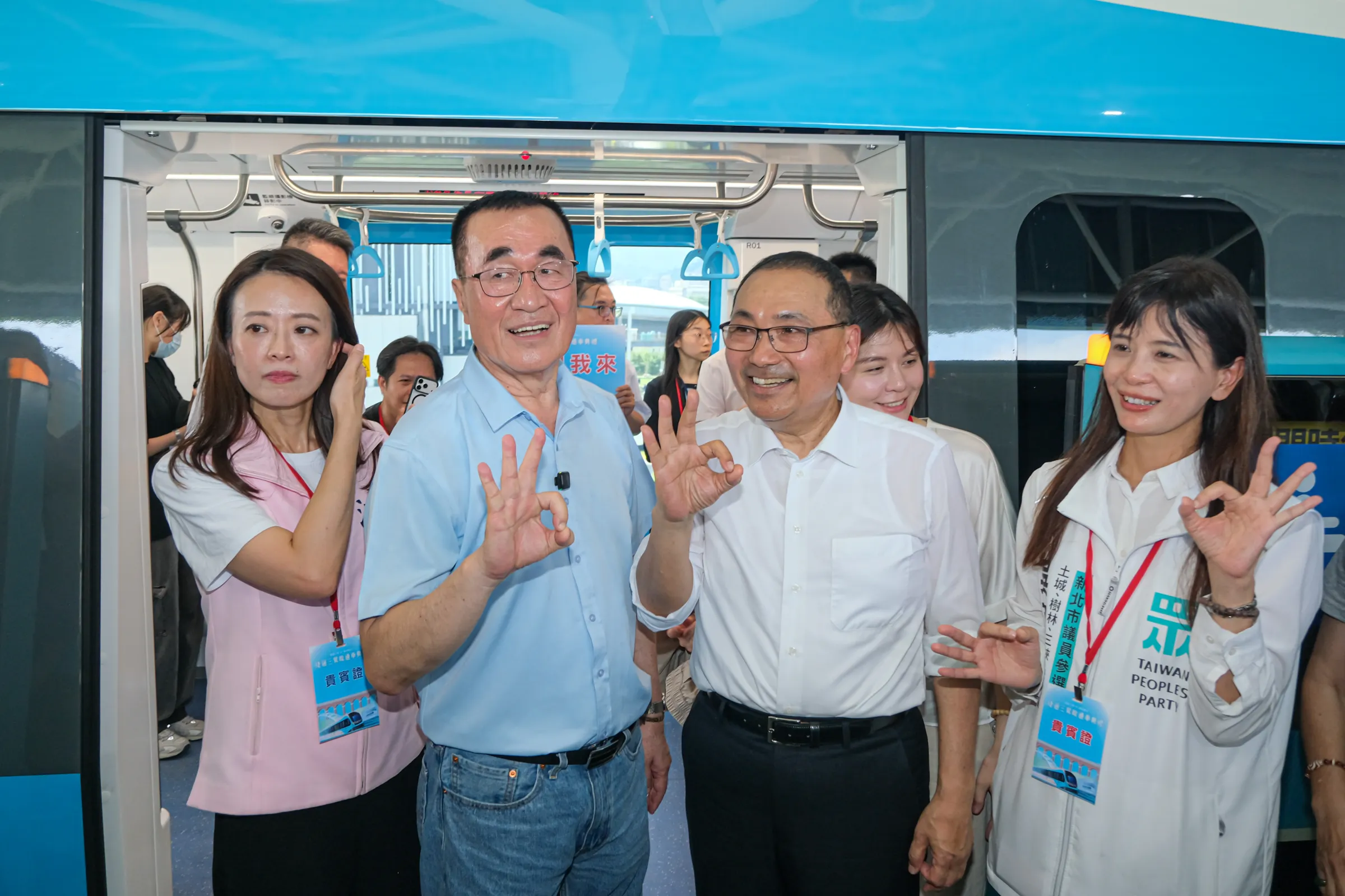 侯友宜新北市長と李四川氏が三鶯線鶯歌駅前で並んで撮影に応じる様子