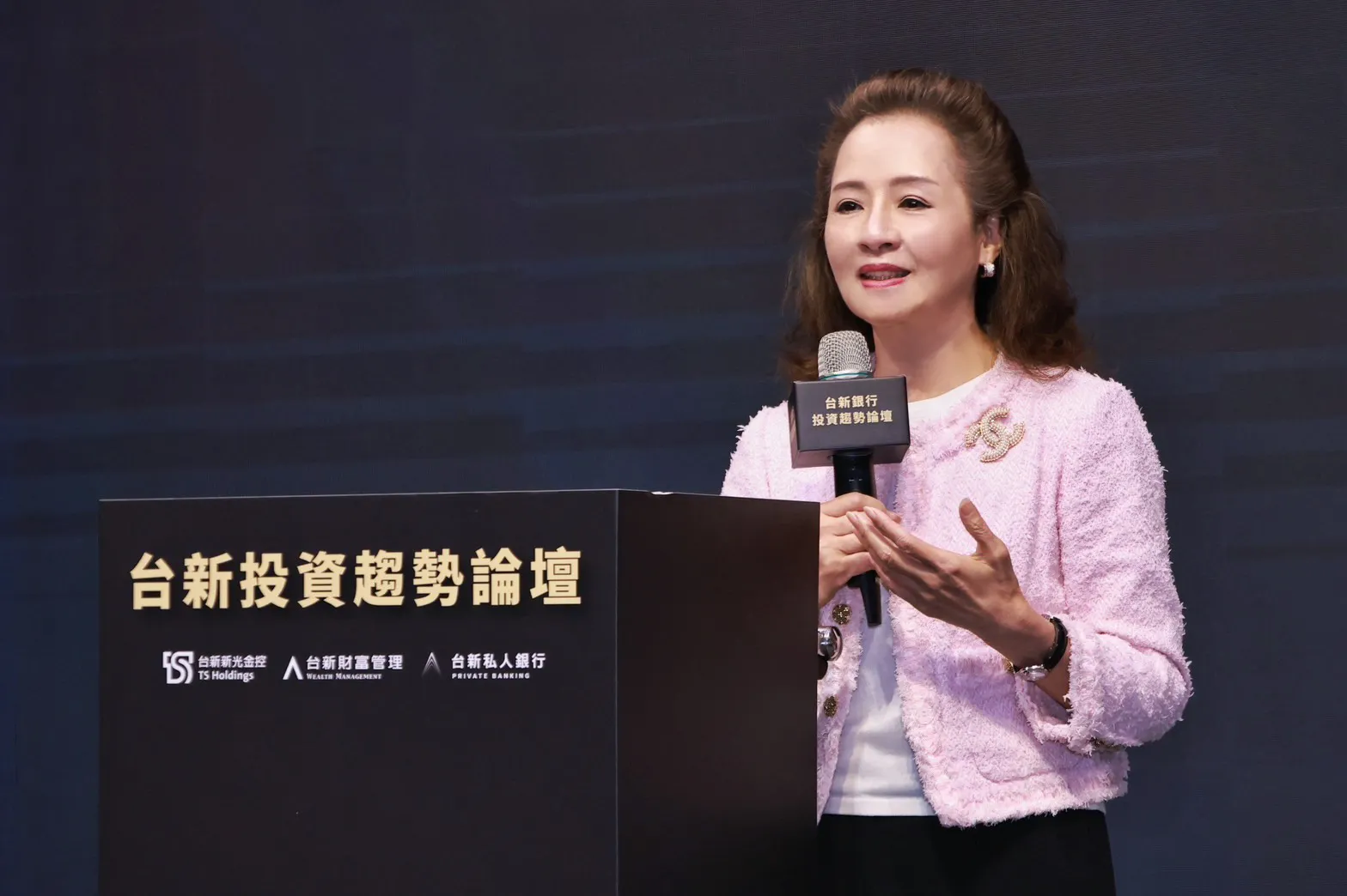 台新銀行總經理林淑真表示，台新銀行整合金控資源並導入AI與數據應用，以更完善的全球資產配置與專業跨境服務，陪伴客戶在變動市場中穩健前行。