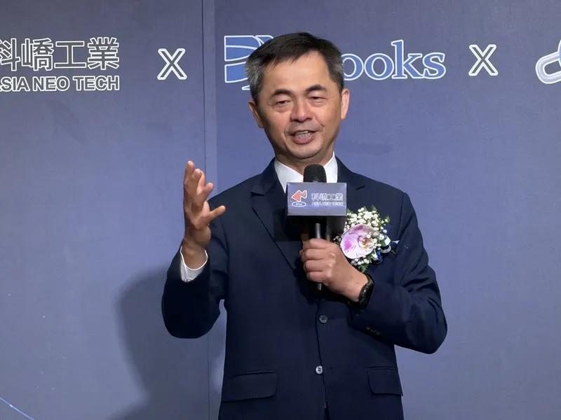 家登：先進封裝往方形基板發展是必走之路 半導體設備廠家登董事長邱銘乾（圖）30日出席科嶠與美商Brooks Automation策略聯盟記者會時受訪表示，隨著人工智慧（AI）晶片尺寸放大，先進封裝朝向方形基板發展是「必走之路」，台灣供應鏈將迎來全新機會。中央社記者吳家豪攝115年6月30日
