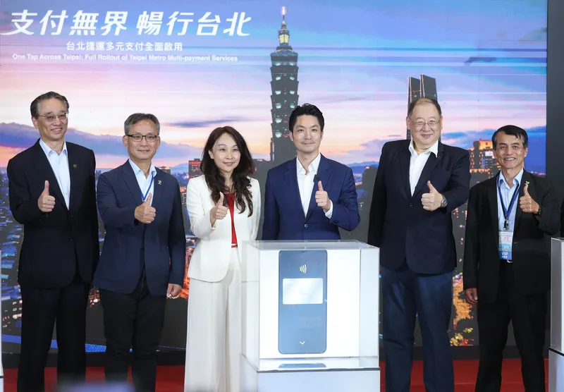 北捷多元支付全面啟用記者會（2） 台北市長蔣萬安（右3）30日在台北出席「支付無界暢行台北－多元支付全面啟用」記者會，與台北捷運公司董事長趙紹廉（右2）等人進行啟動儀式並合影。中央社記者謝佳璋攝115年6月30日