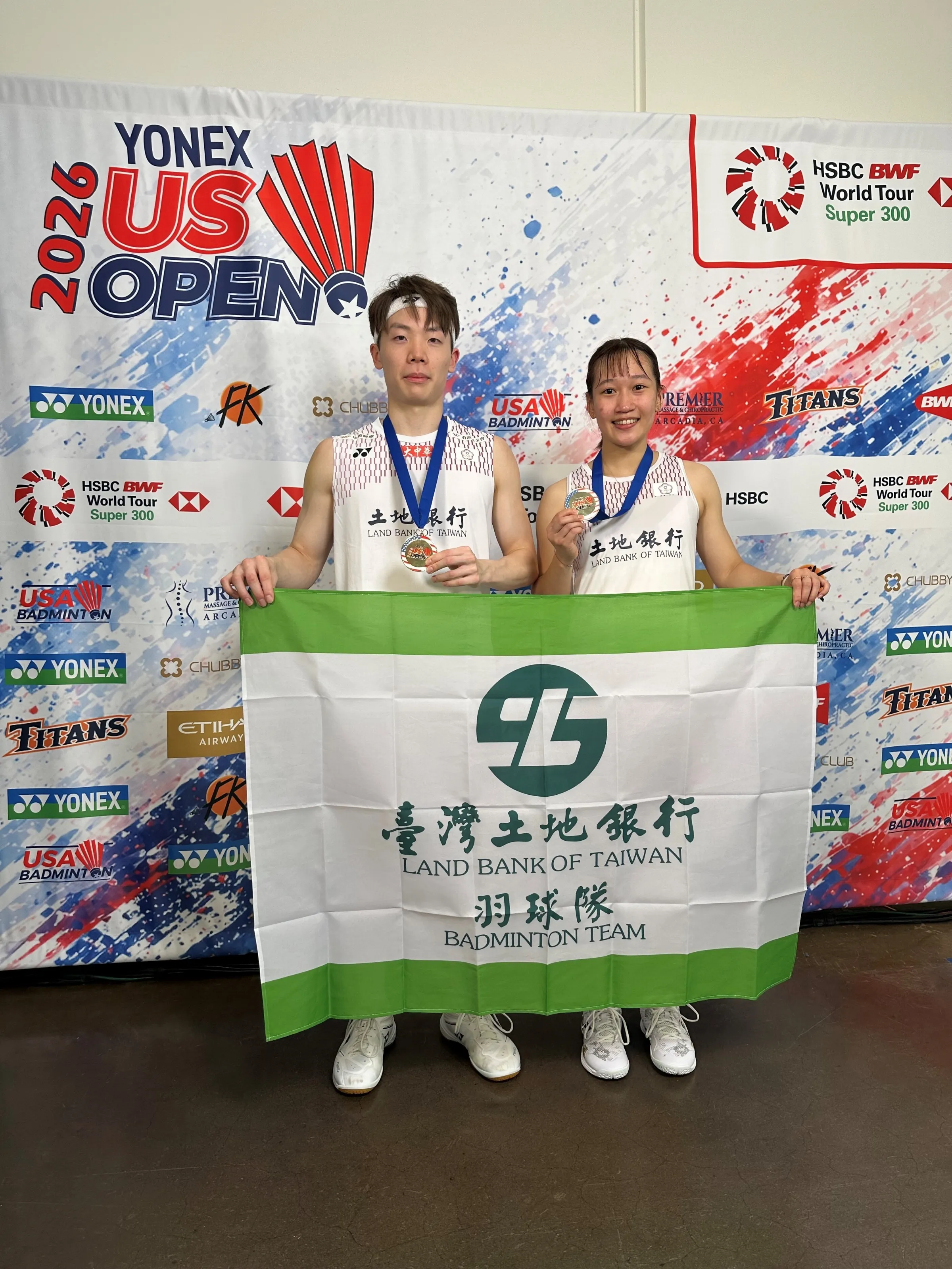 土地銀行羽球隊隊員劉廣珩(左)許尹鏸勇奪2026美國超級300公開賽男女混合雙打金牌。(圖/土地銀行)