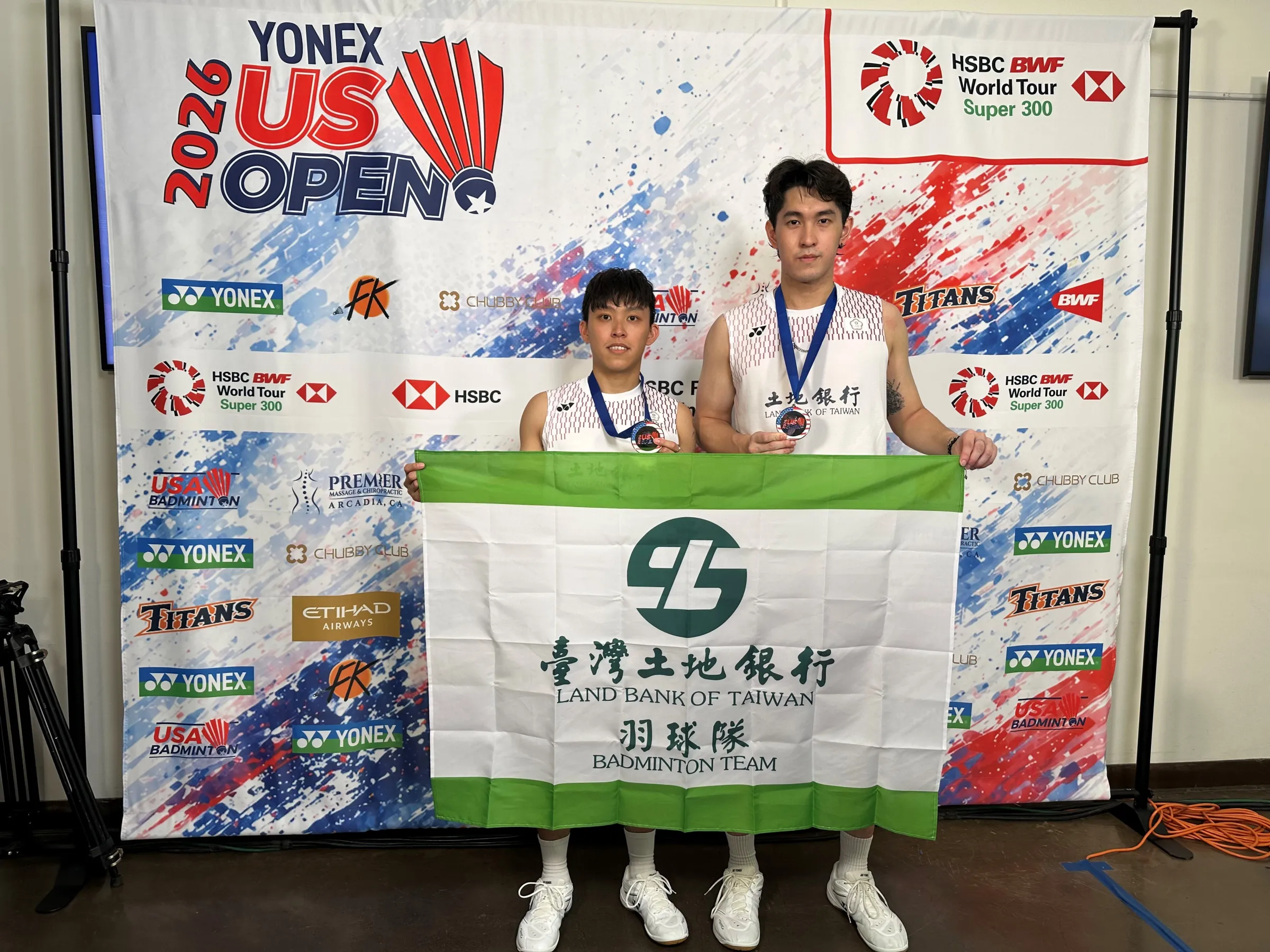 土地銀行羽球隊隊員林煜傑(左)陳子睿勇奪2026美國超級300公開賽男子雙打銀牌。(圖/土地銀行)