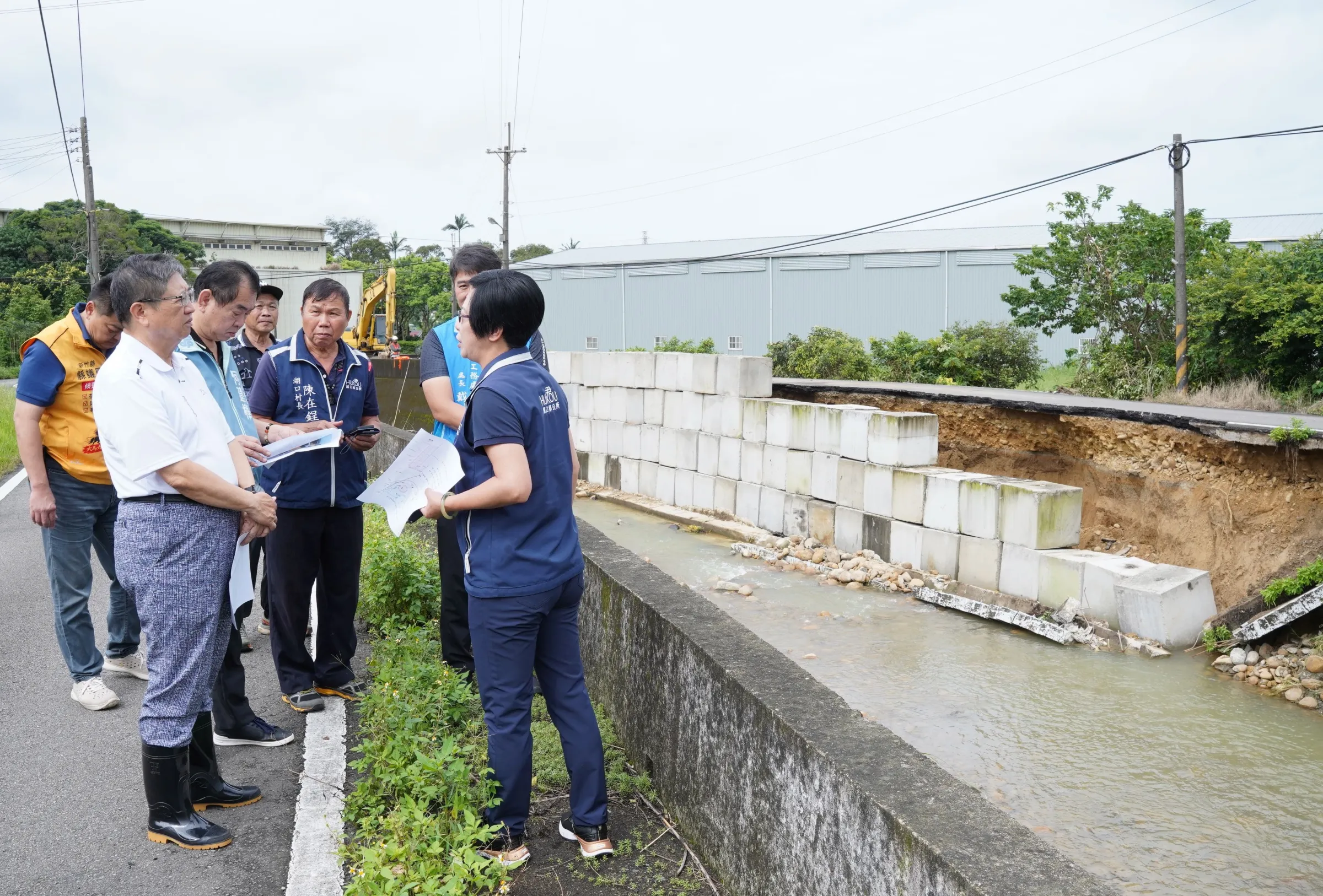 竹縣水利設施構造受損的「湖口油羅汶溪堤防損毀」，縣長楊文科6/28親自現勘，並指示全力進行搶修及復建。（圖／新竹縣政府提供）
