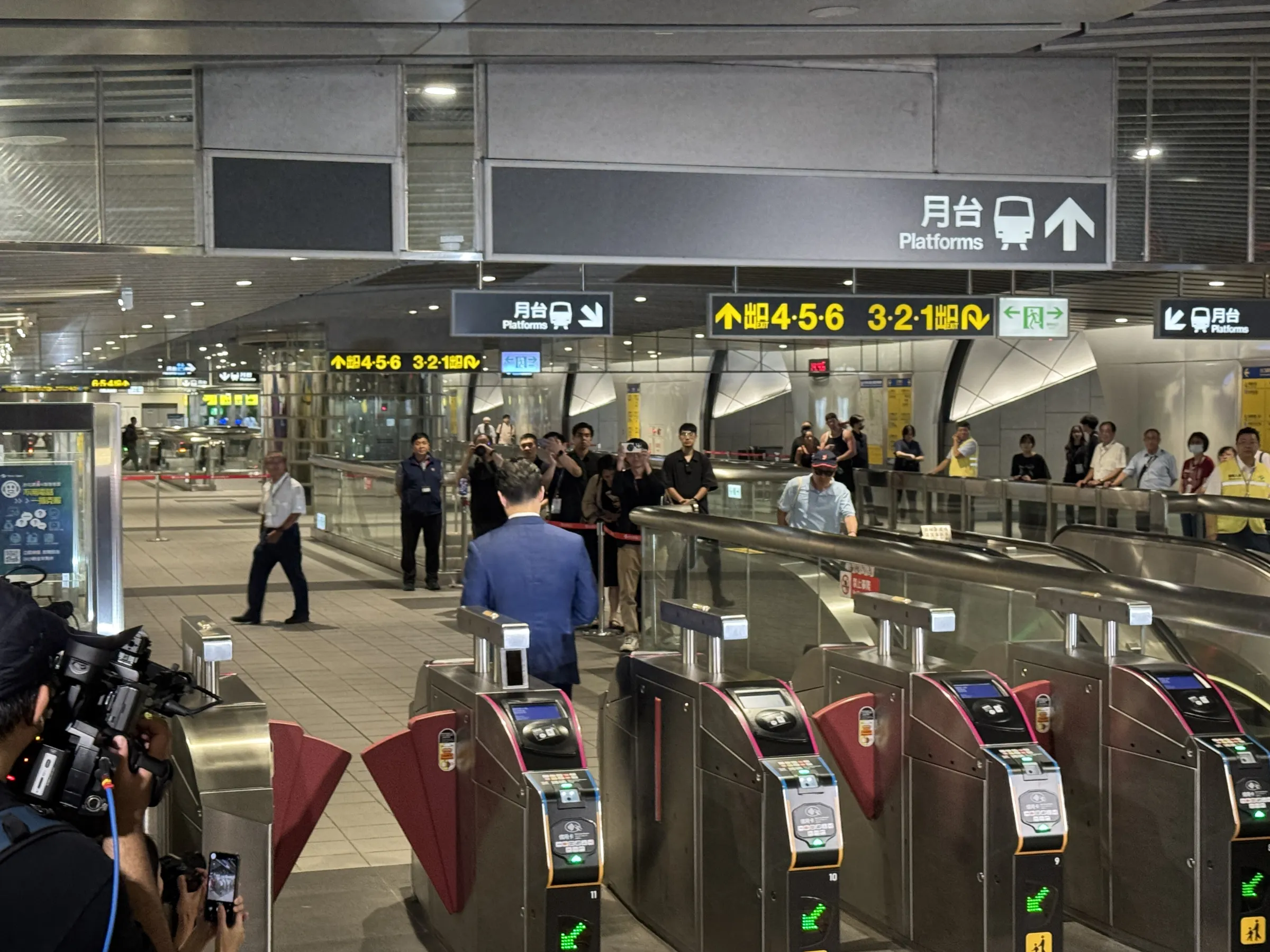 7月1日起，北捷全線正式支援Apple Pay、Google Pay、Samsung Pay等行動支付感應進站，台北市長蔣萬安出席記者會並親自示範。（劉芯衣攝）