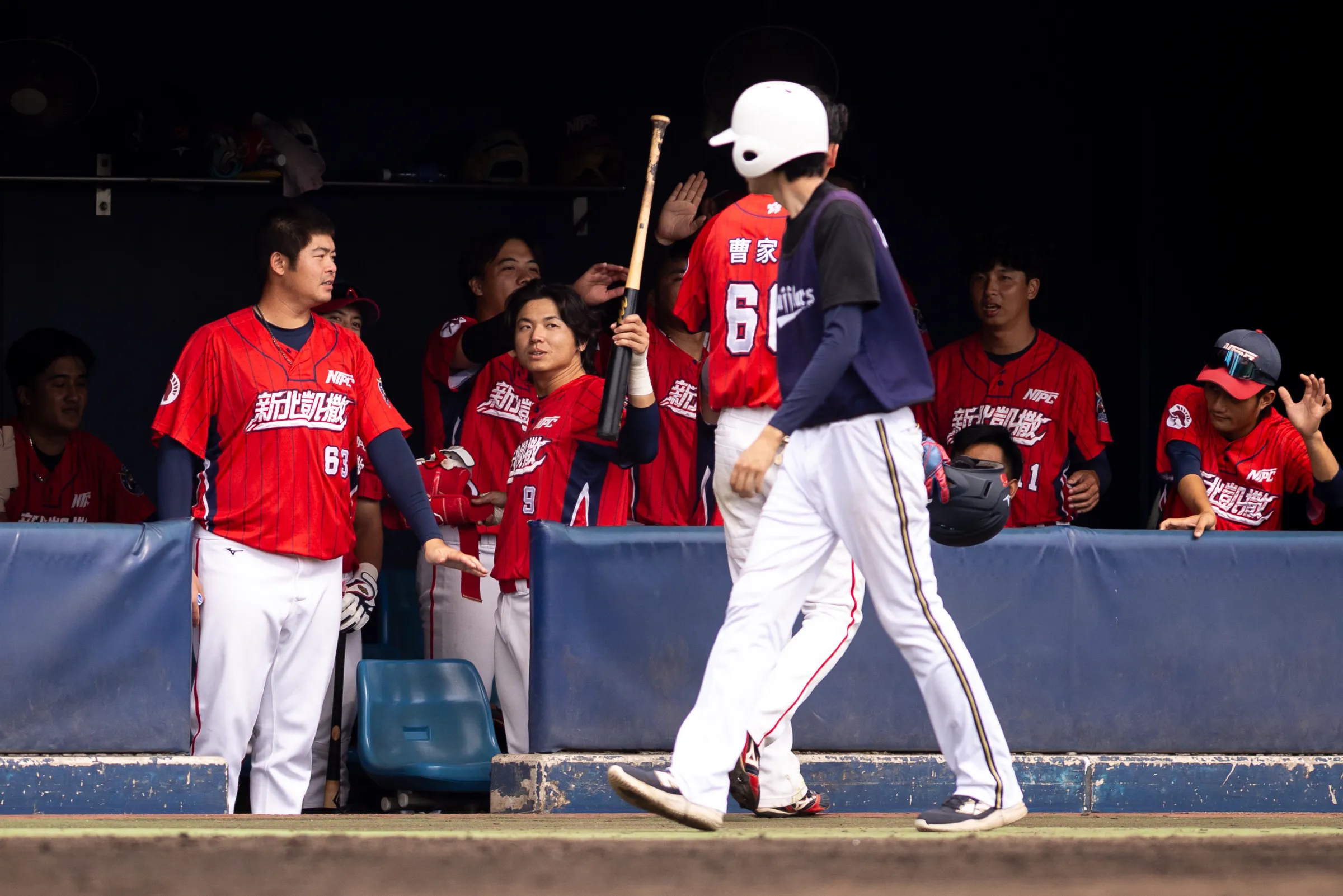 8回、机桓宇が押し出し四球を選び、新北凱撒がこの日初得点。（写真／丁勤紜撮影）