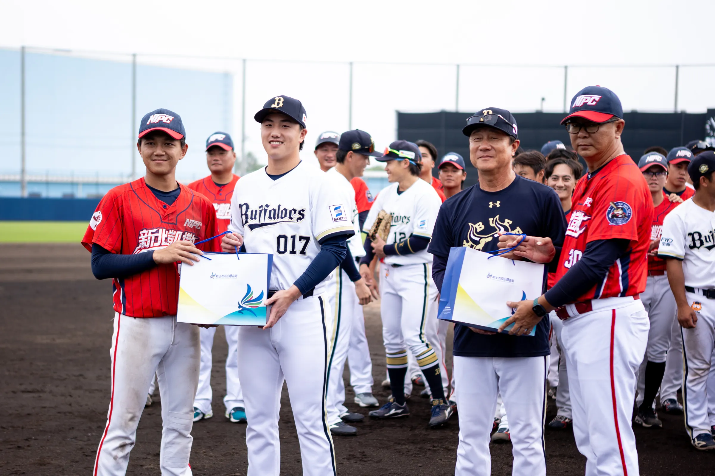 新北凱撒の周宗志監督と主将·曾傳昇がオリックスへ記念品を贈呈。（写真／丁勤紜撮影）