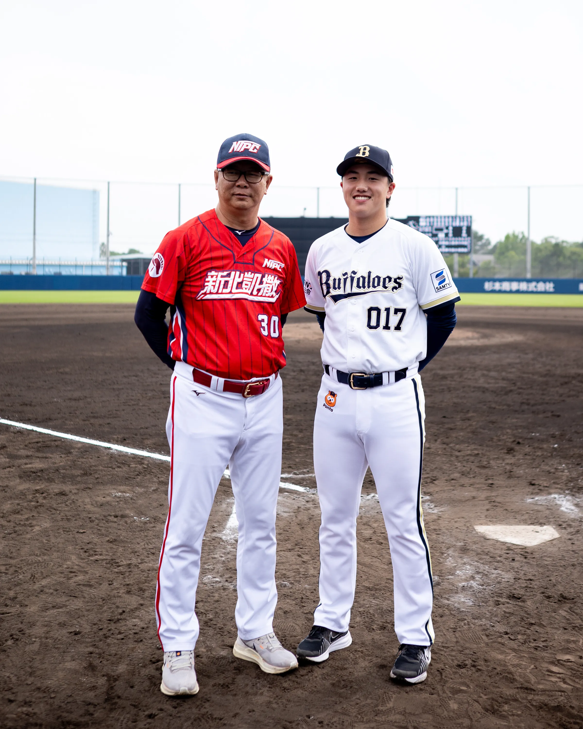 周宗志監督がオリックス・陳睦衡と記念撮影。（写真／丁勤紜撮影）